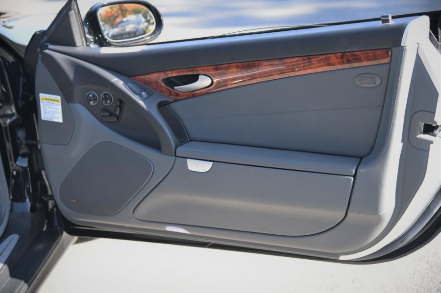 Детали интерьера Mercedes-Benz SL500 (R230) 2003 года  (фото 49 из 86)
